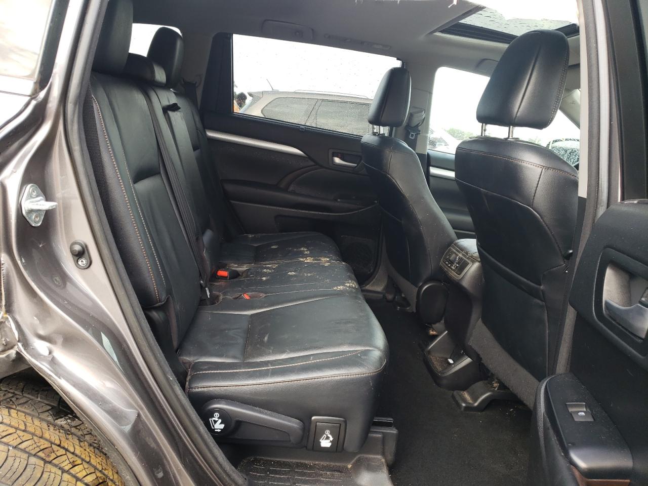 Photo 6 from auction – 2017 TOYOTA HIGHLANDER with VIN 5TDJZRFH9HS406752