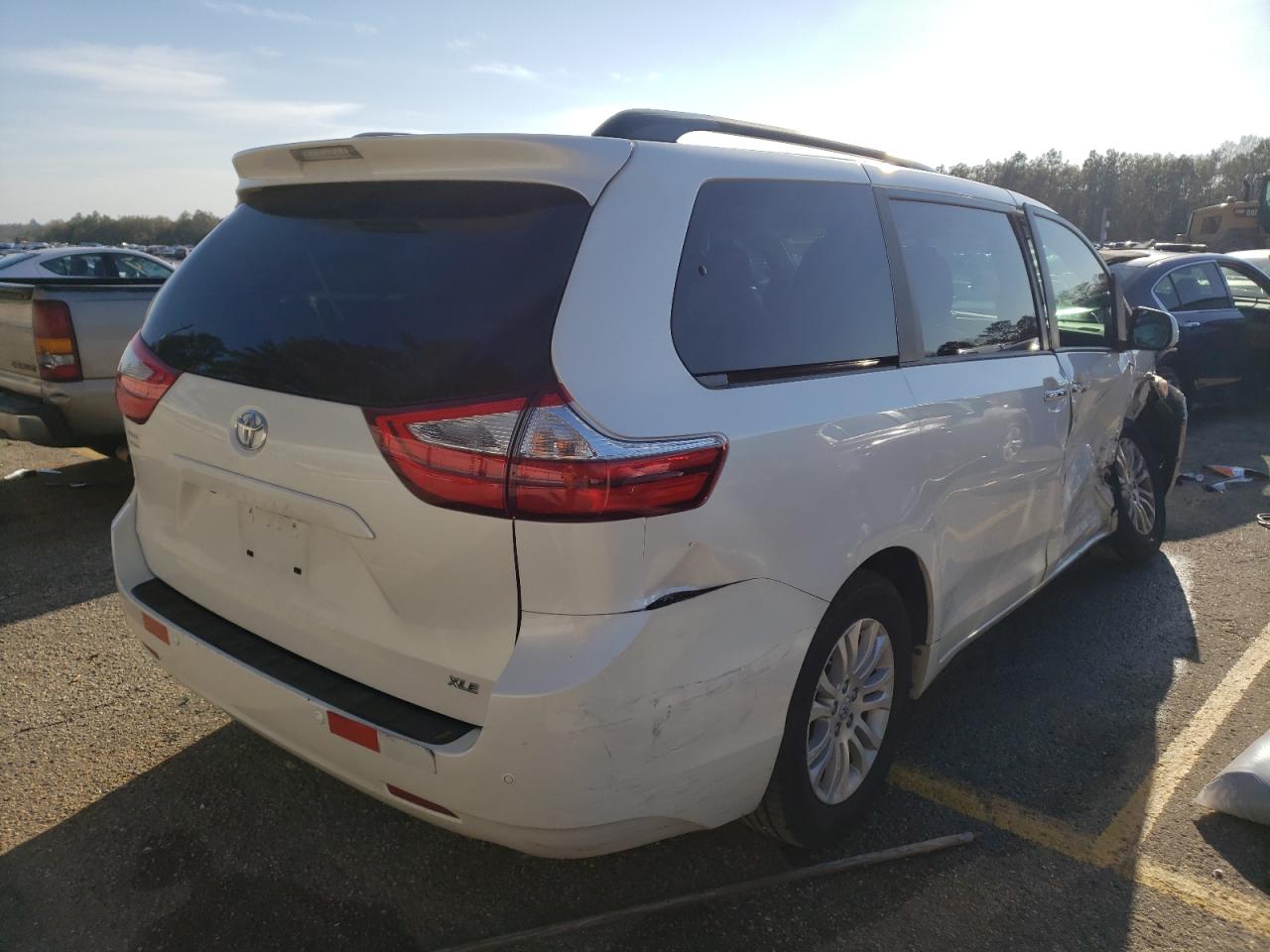 Photo 4 from auction – 2017 TOYOTA SIENNA XLE with VIN 5TDYZ3DC7HS834497