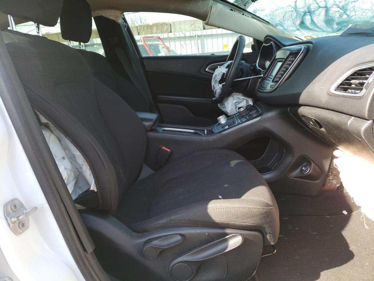 Photo 5 from auction – 2016 CHRYSLER 200 LIMITE with VIN 1C3CCCAB2GN170156