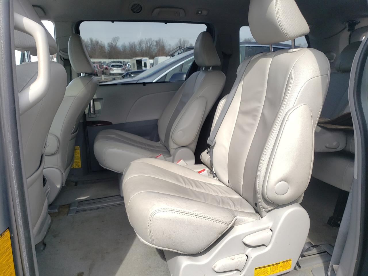 Photo 6 from auction – 2013 TOYOTA SIENNA XLE with VIN 5TDYK3DC7DS338694