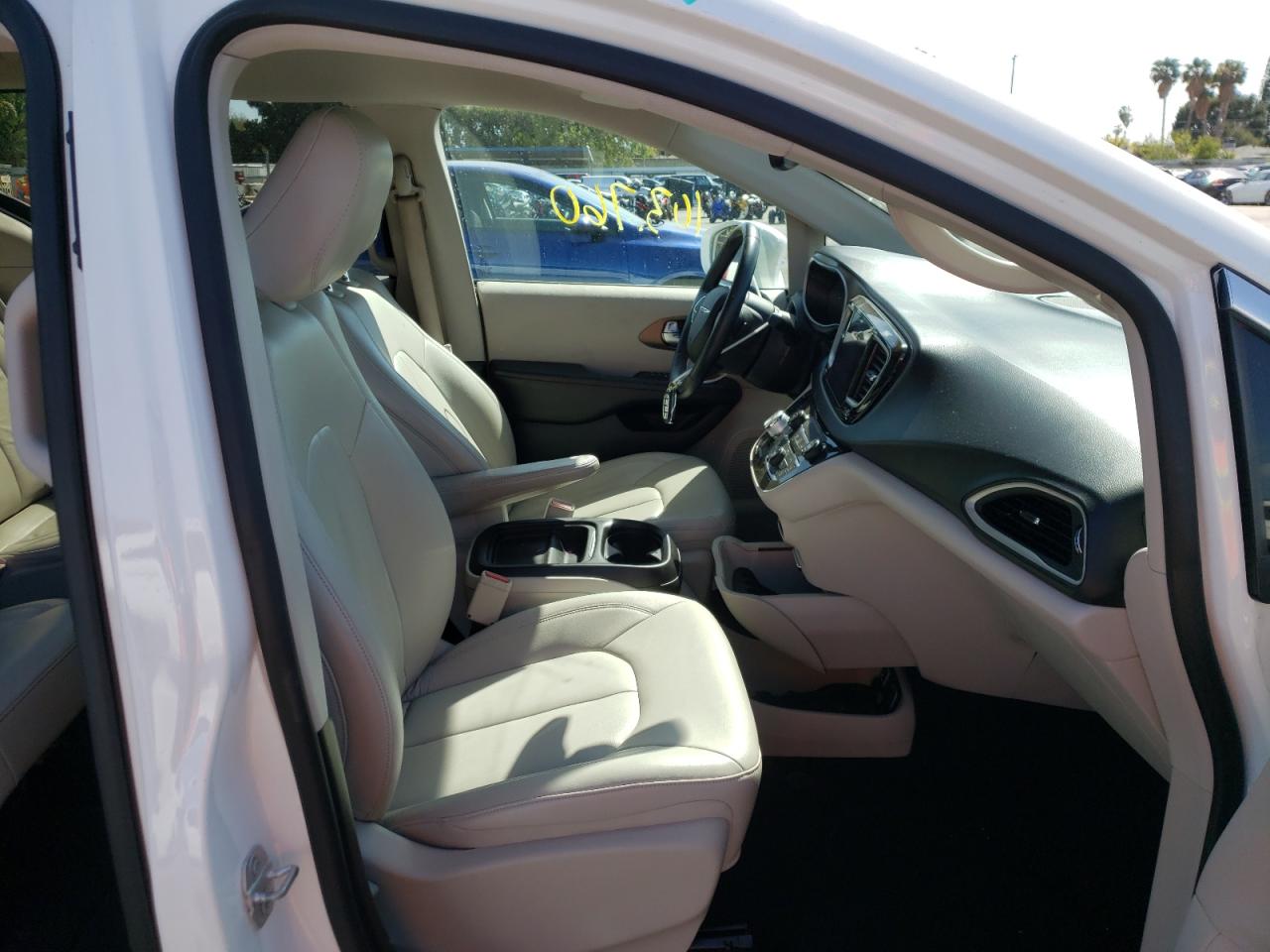 Photo 5 from auction – 2017 CHRYSLER PACIFICA T with VIN 2C4RC1BG2HR506008
