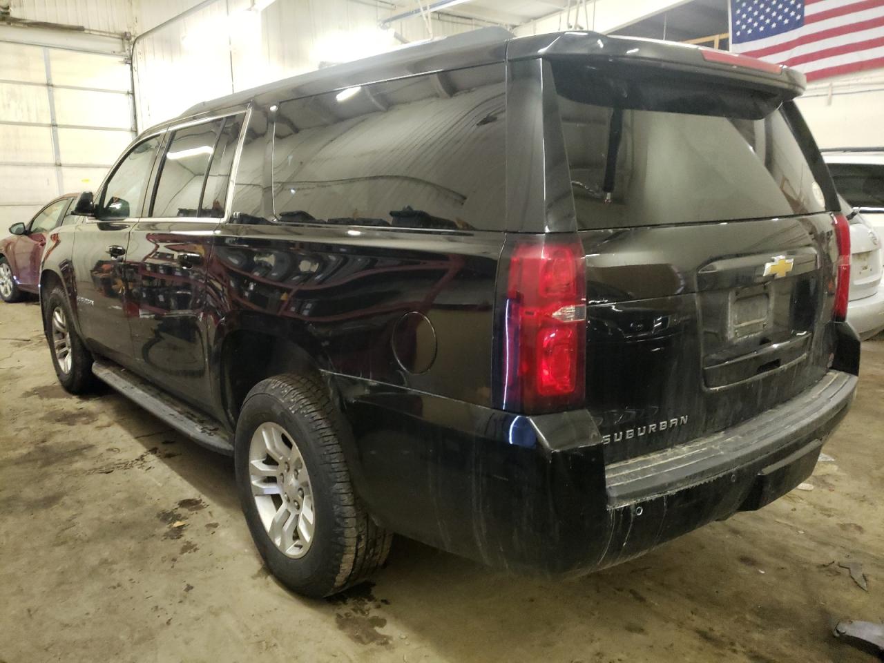 Photo 3 from auction – 2016 CHEVROLET SUBURBAN K with VIN 1GNSKHKC1GR367897