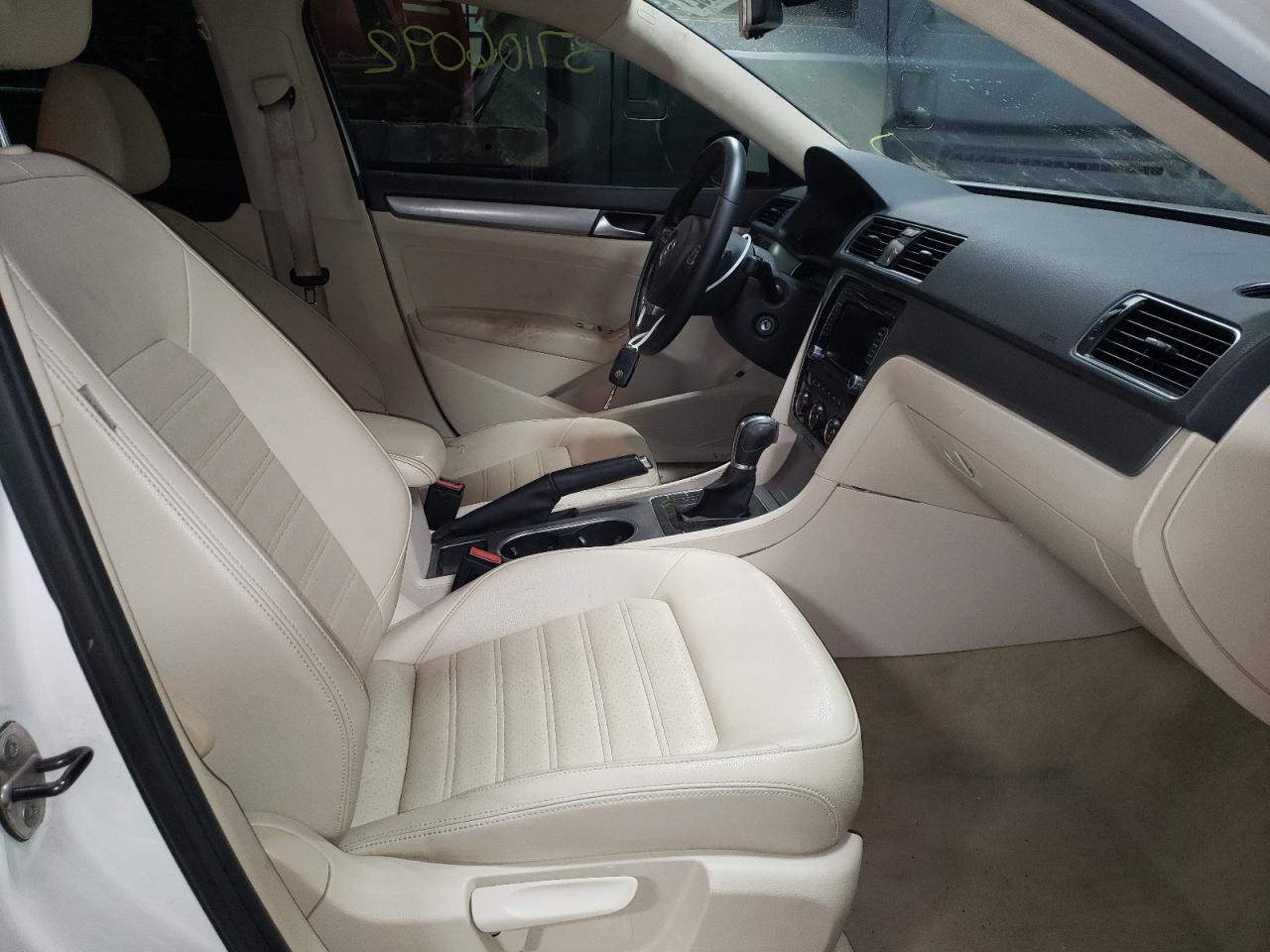 Photo 5 from auction – 2014 VOLKSWAGEN PASSAT SE with VIN 1VWBM7A32EC026374