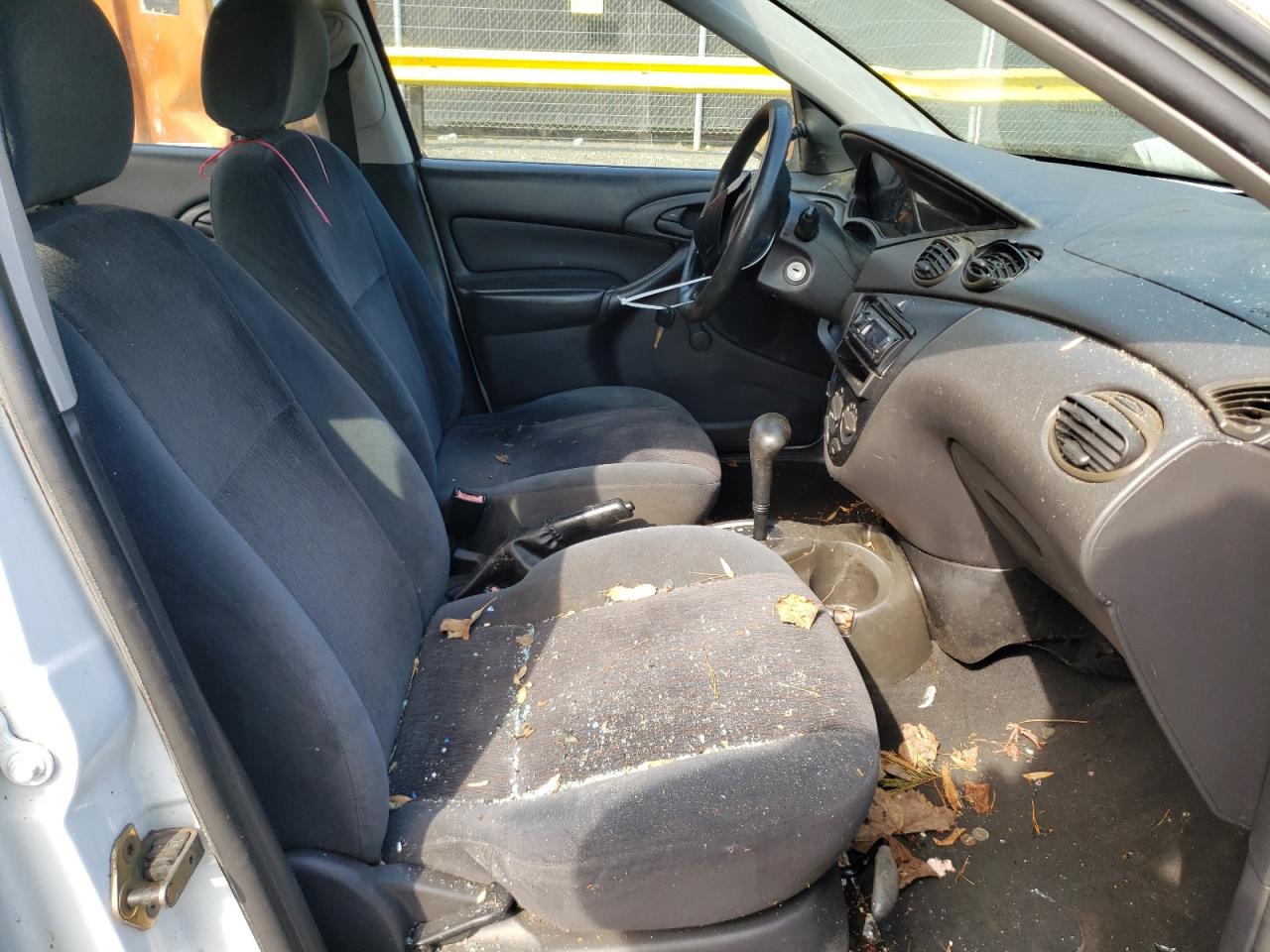 Photo 5 from auction – 2001 FORD FOCUS LX with VIN 1FAFP33P01W307981