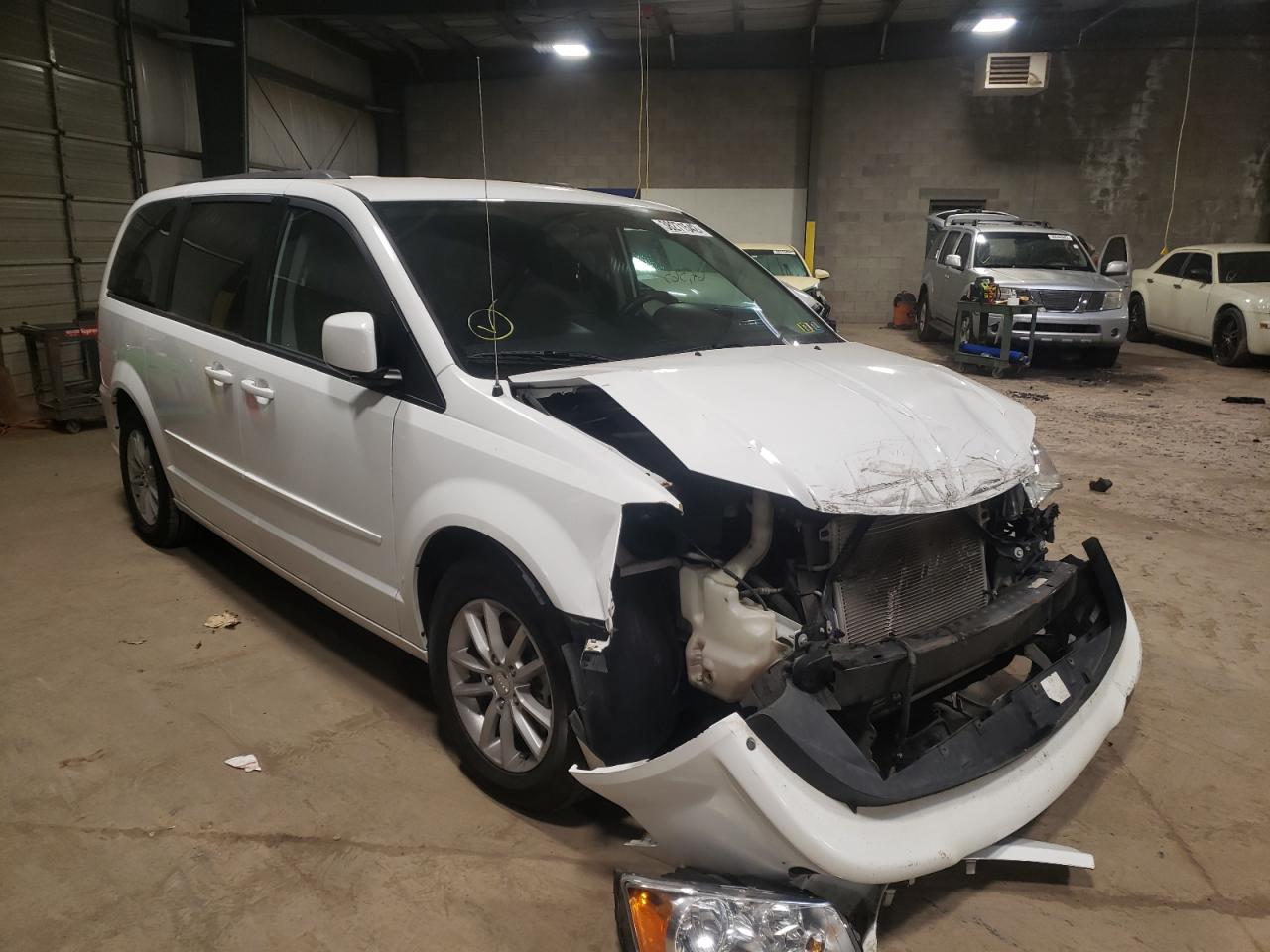 DODGE GRAND CARA 2015 con VIN 2C4RDGCG4FR535862 - Foto de la subasta