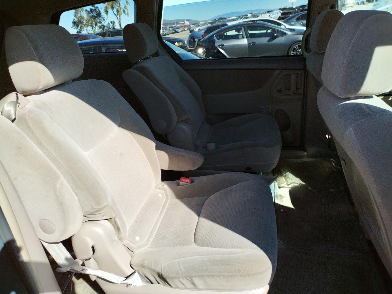 Photo 6 from auction – 2005 TOYOTA SIENNA CE with VIN 5TDZA23C35S262556