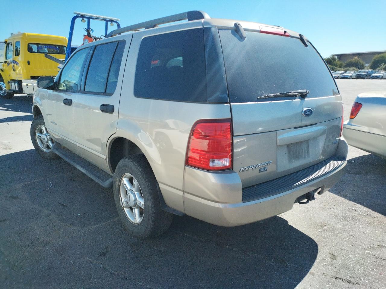 Photo 3 from auction – 2005 FORD EXPLORER X with VIN 1FMZU73E55UB50712