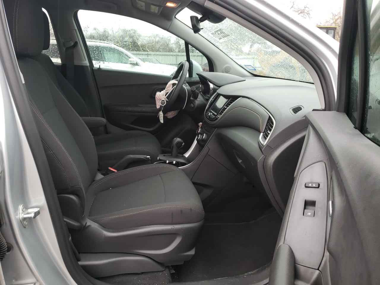 Photo 5 from auction – 2020 CHEVROLET TRAX LS with VIN 3GNCJKSB5LL331496