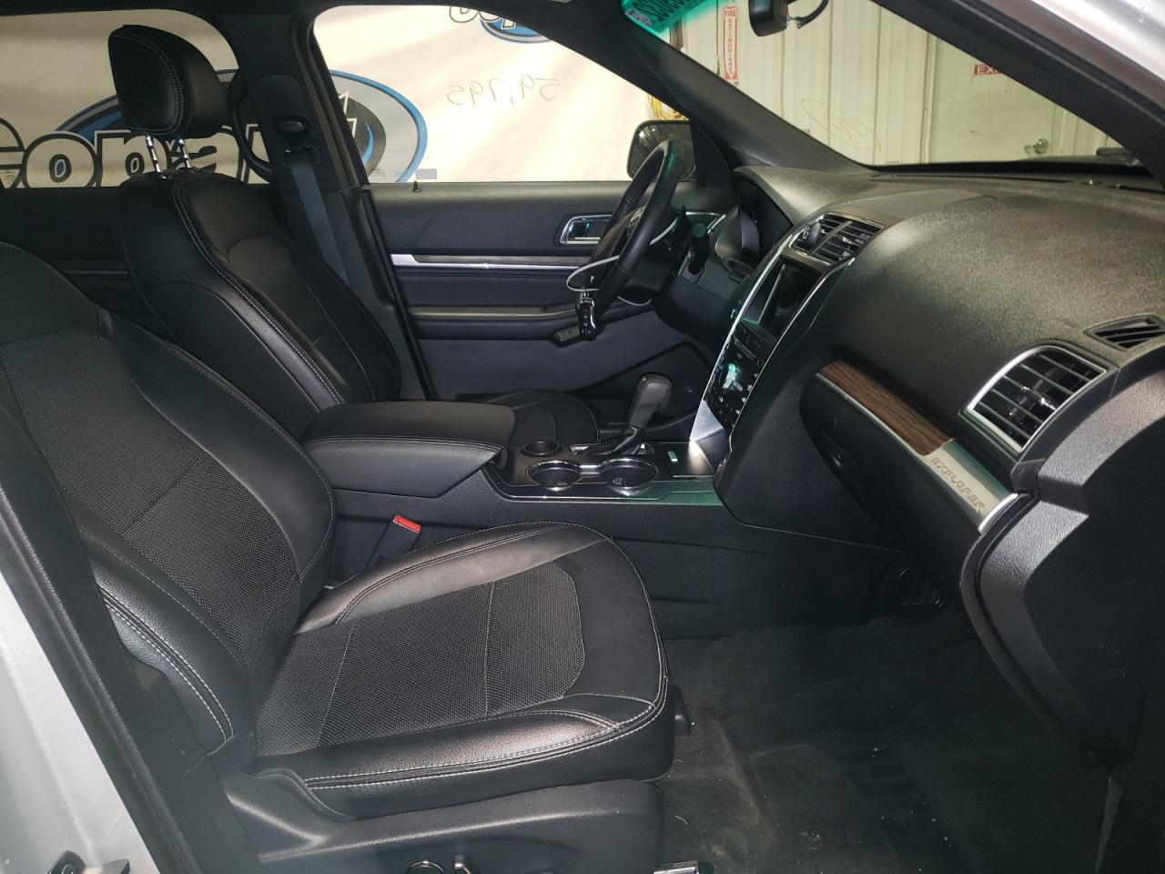 Zdjęcie 5 z aukcji – 2017 FORD EXPLORER L z VIN 1FM5K7F82HGA16768