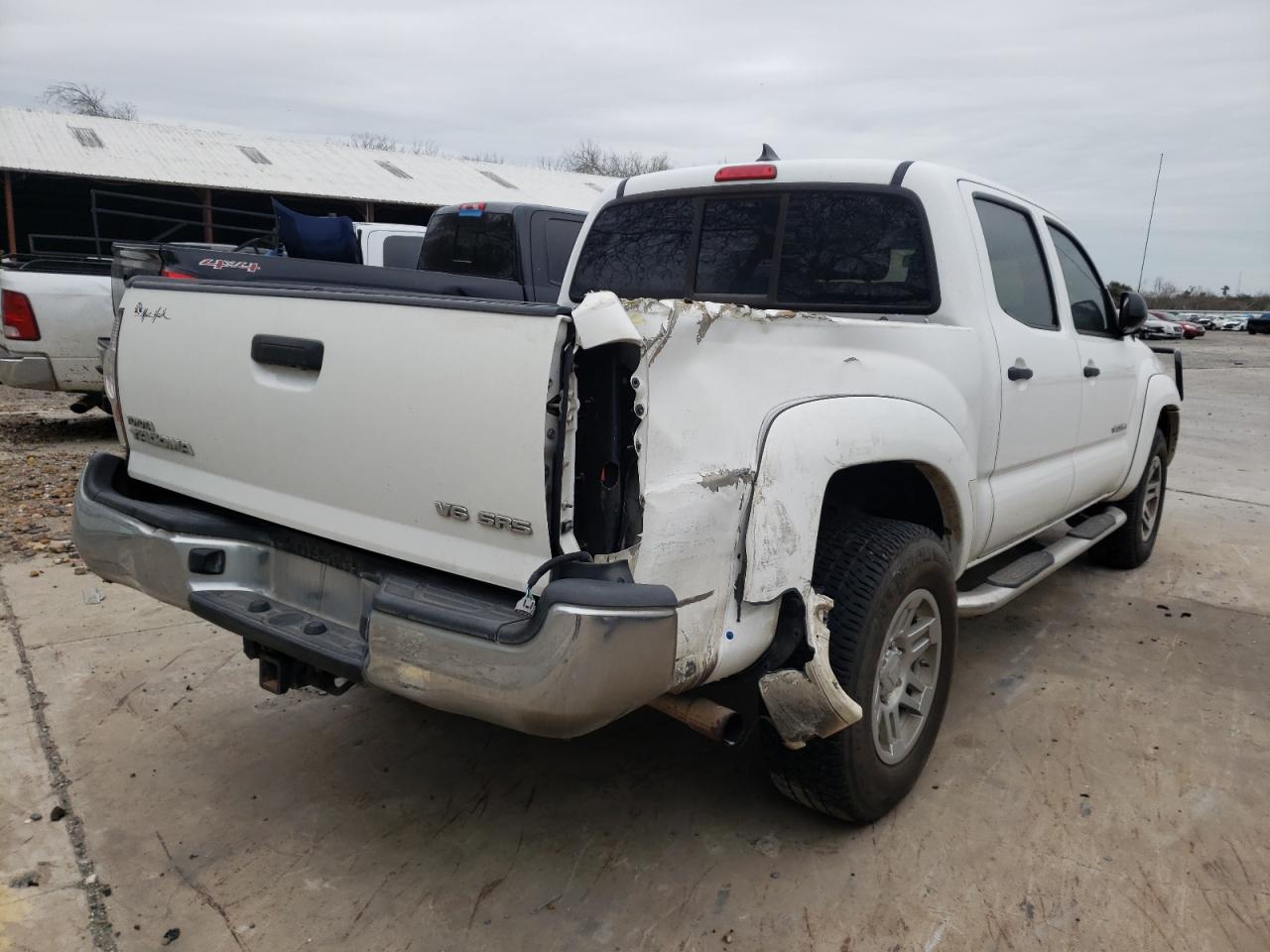 Photo 4 from auction – 2015 TOYOTA TACOMA DOU with VIN 5TFLU4EN1FX123237