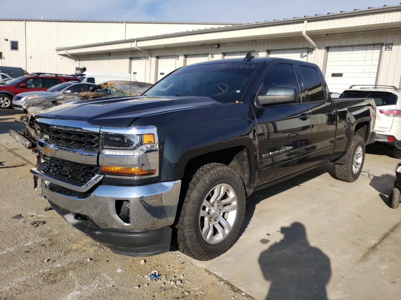 Photo 2 from auction – 2017 CHEVROLET SILVERADO with VIN 1GCVKREC2HZ236700