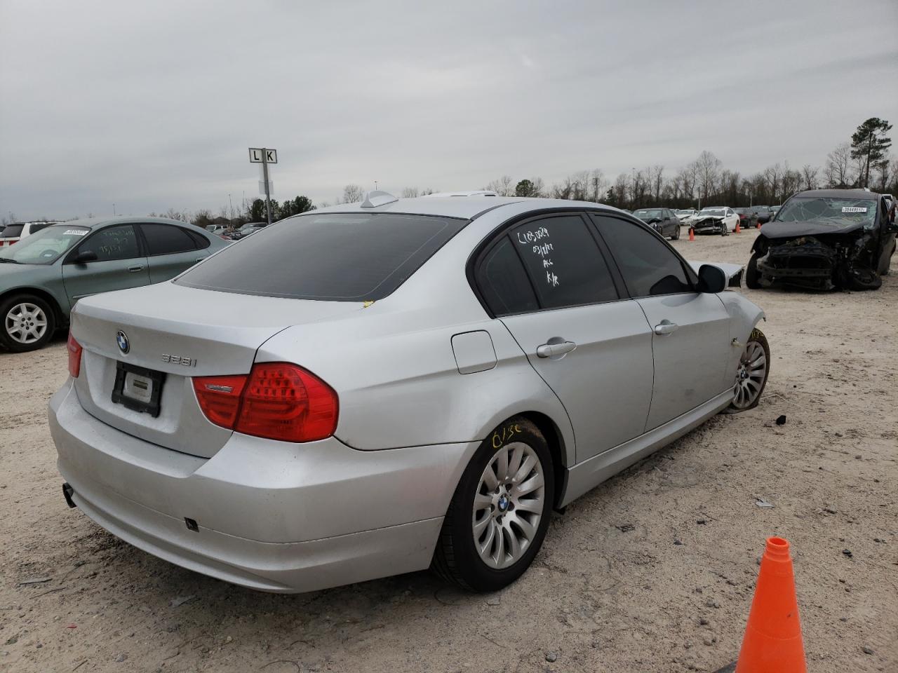 Photo 4 from auction – 2009 BMW 328 with VIN WBAPH77529NL83146