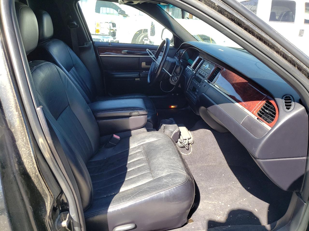 Photo 5 from auction – 2005 LINCOLN TOWN CAR E with VIN 1L1FM88W25Y649780