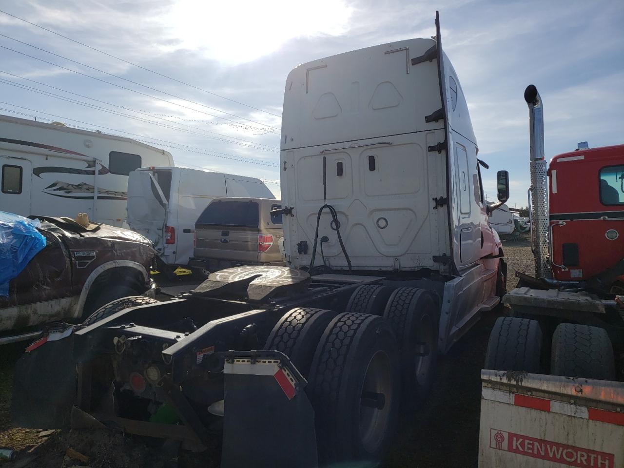 Photo 4 from auction – 2019 FREIGHTLINER CASCADIA 1 with VIN 3AKJHHDR7KSKE7353