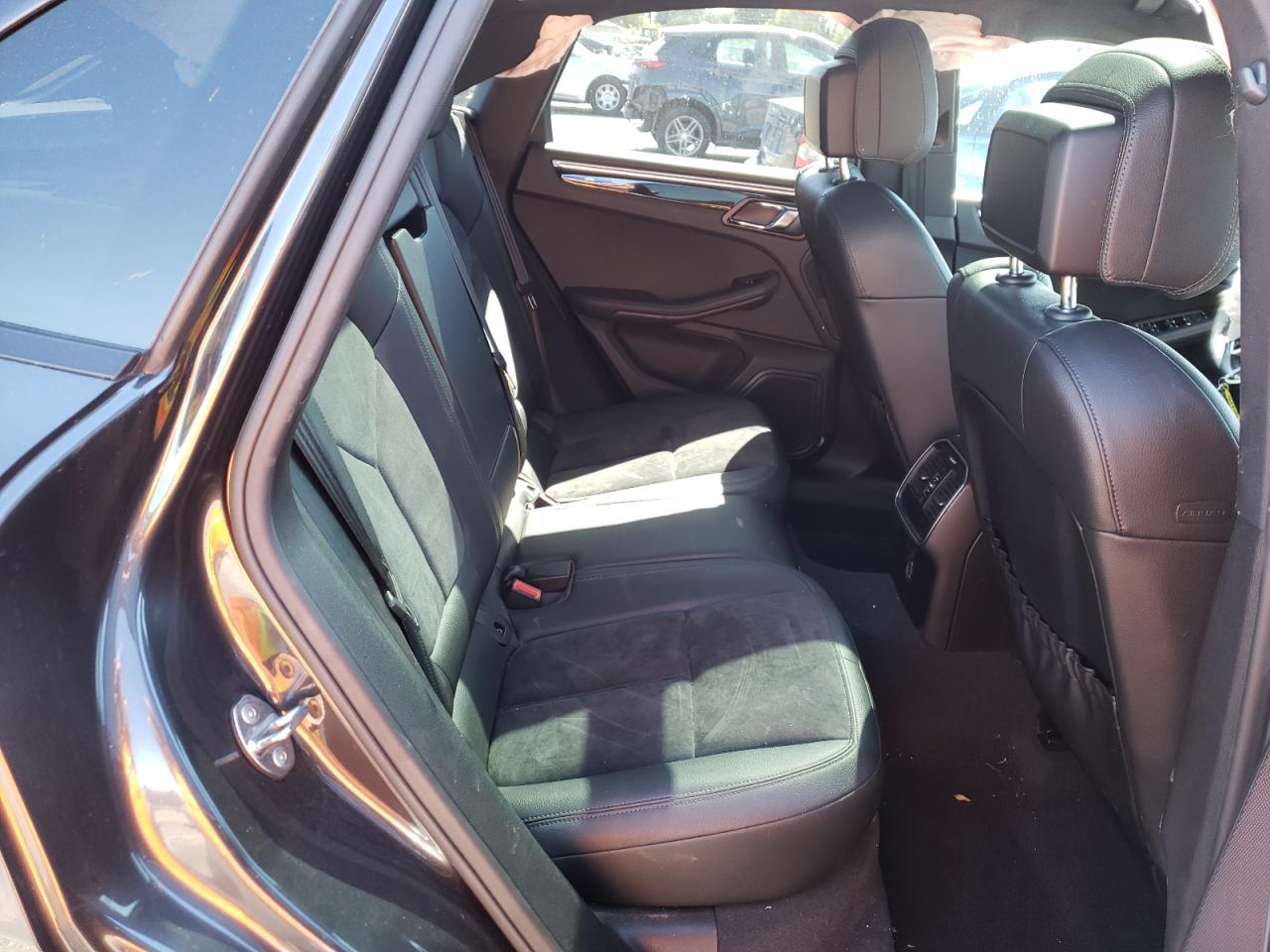 Photo 6 from auction – 2018 PORSCHE MACAN with VIN WP1AA2A59JLB08235