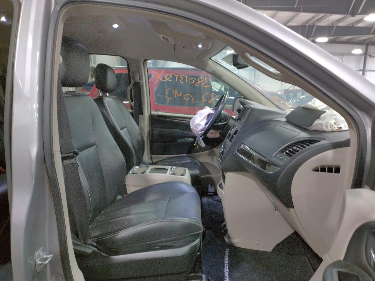 Photo 5 from auction – 2016 CHRYSLER TOWN & COU with VIN 2C4RC1BG6GR308109