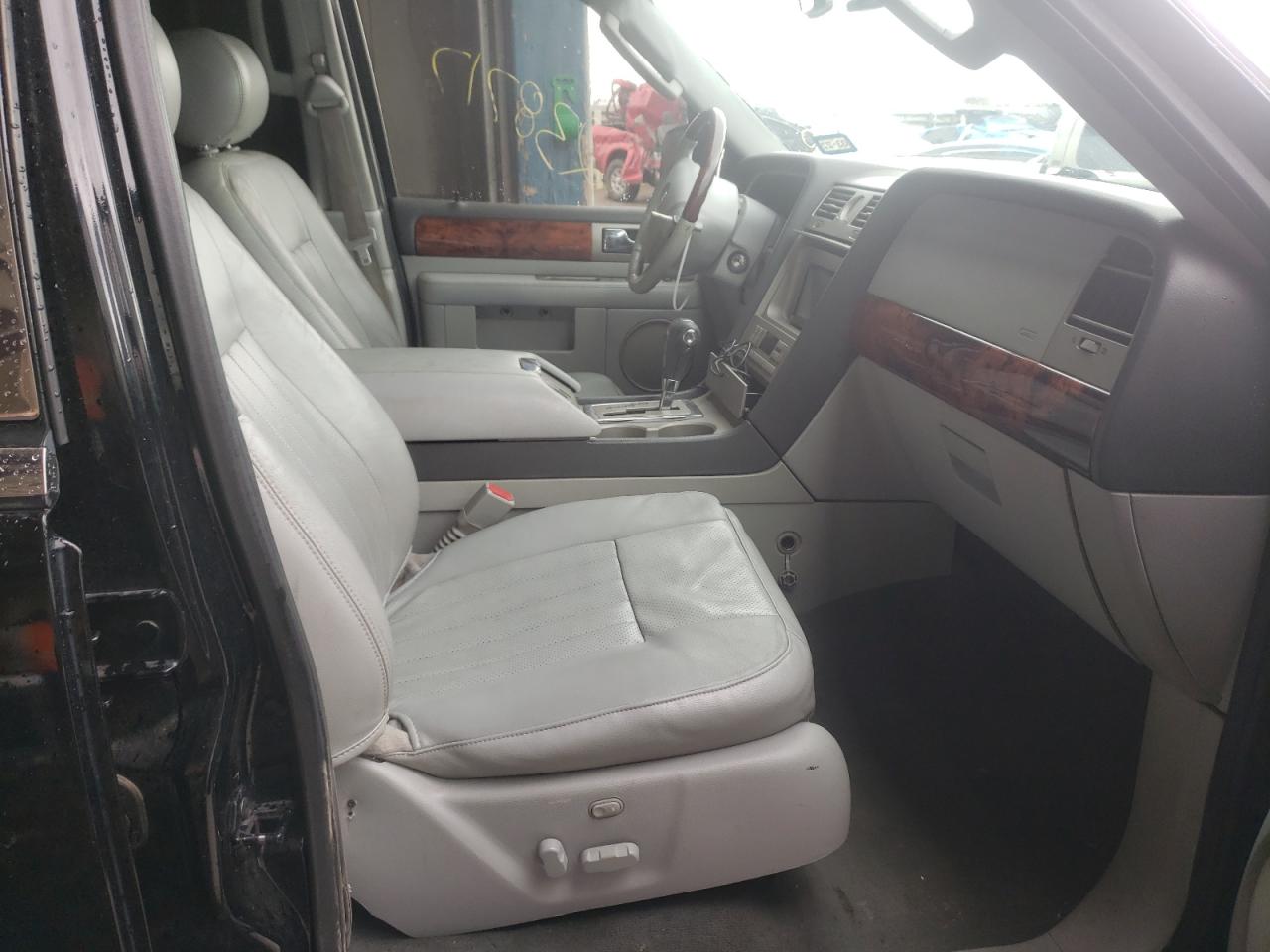 Photo 5 from auction – 2008 LINCOLN NAVIGATOR with VIN 5LMFU28596LJ10037