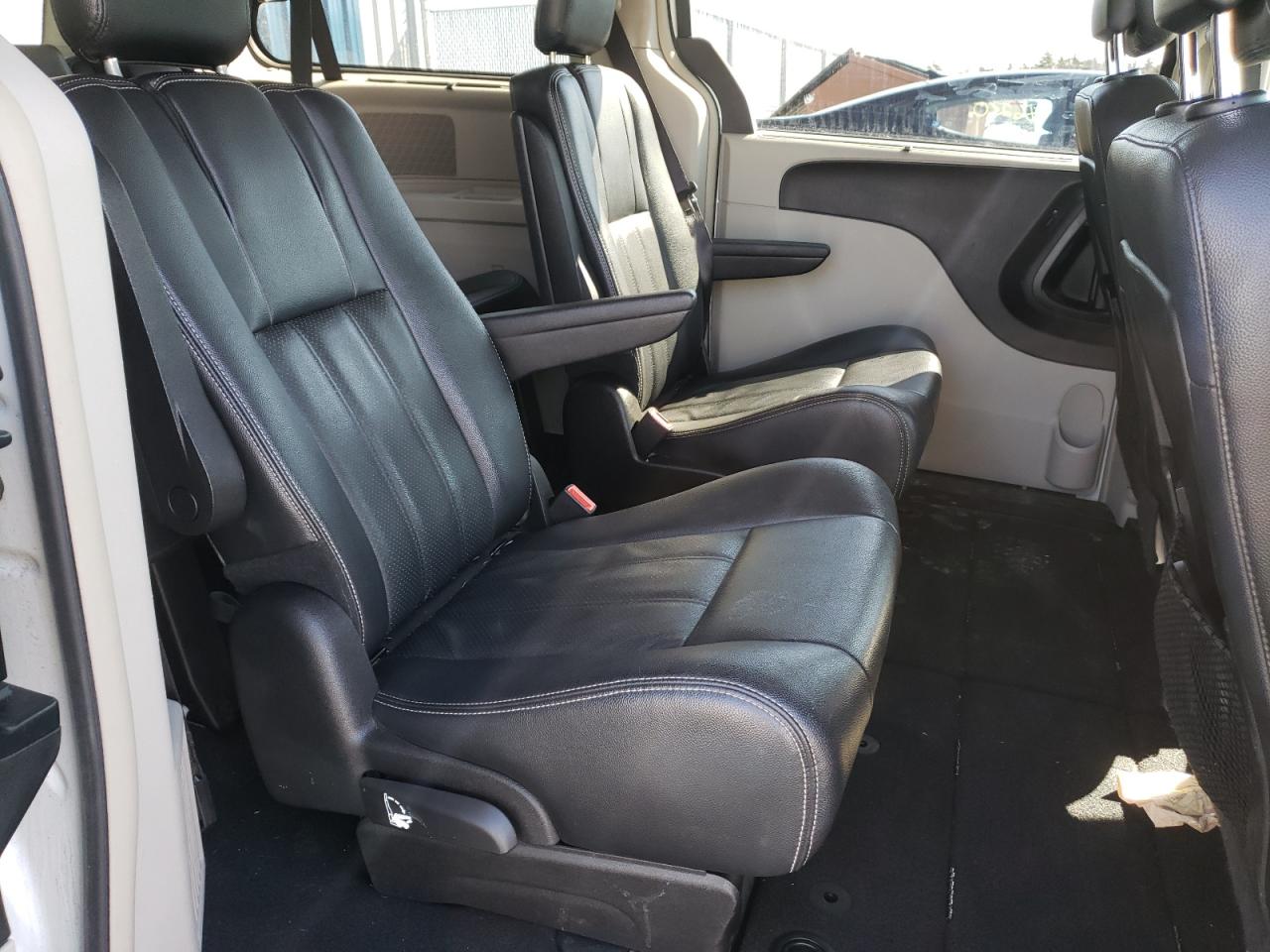Photo 6 from auction – 2016 CHRYSLER TOWN & COU with VIN 2C4RC1CG0GR285375