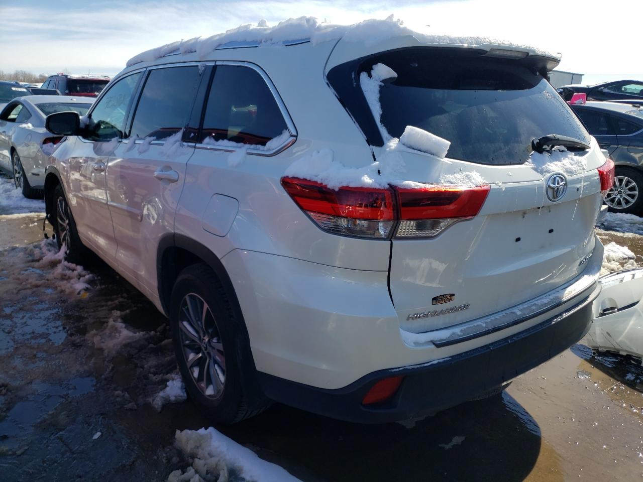 Photo 3 from auction – 2017 TOYOTA HIGHLANDER with VIN 5TDJZRFH2HS521659