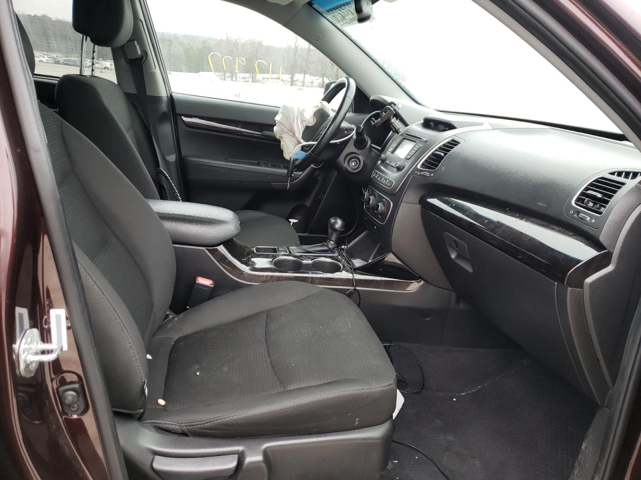 Photo 5 from auction – 2015 KIA SORENTO LX with VIN 5XYKTCA63FG560991