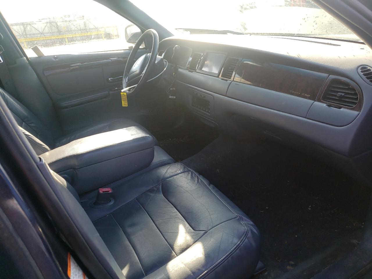 Photo 5 from auction – 1999 LINCOLN TOWN CAR E with VIN 1LNHM81W2XY648522