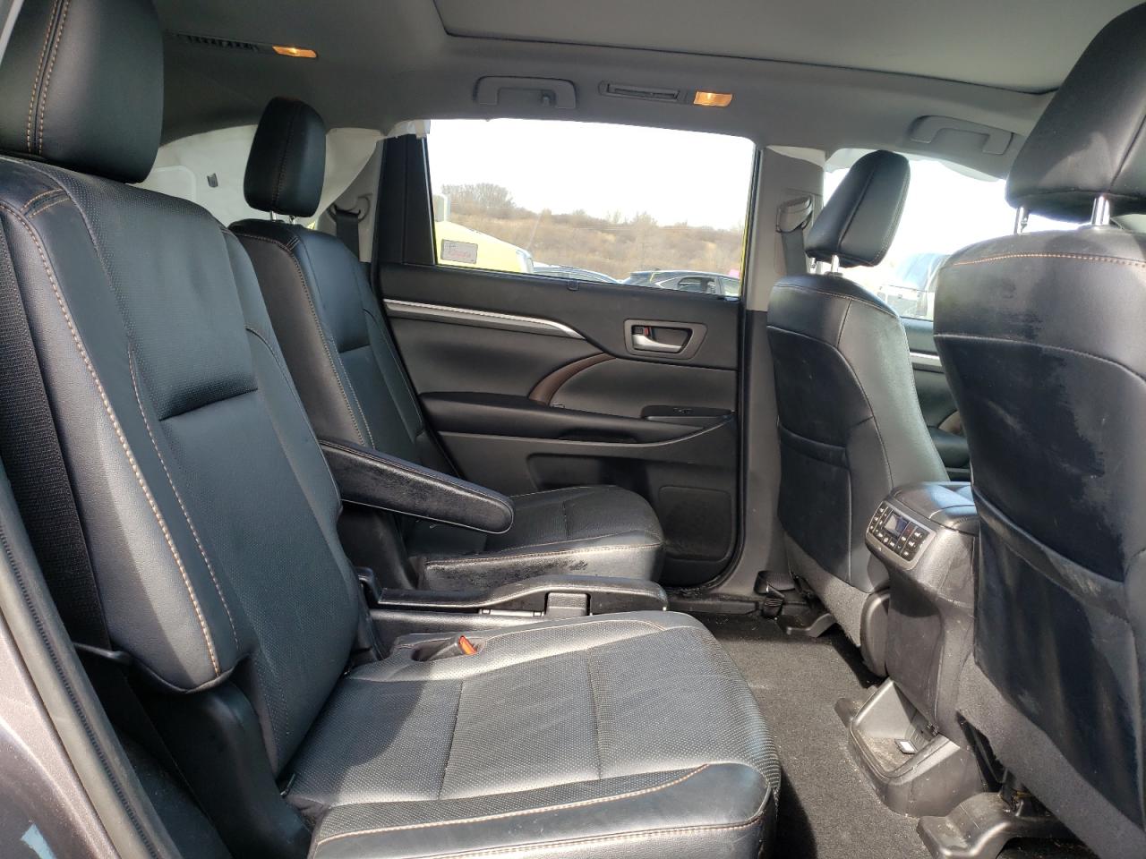 Photo 6 from auction – 2019 TOYOTA HIGHLANDER with VIN 5TDDZRFH9KS952410