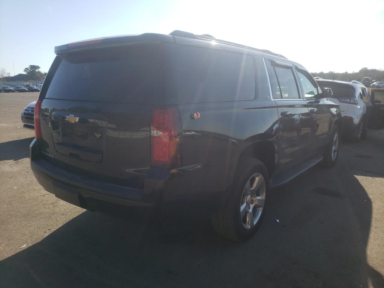 Photo 4 from auction – 2016 CHEVROLET SUBURBAN K with VIN 1GNSKHKC5GR468554