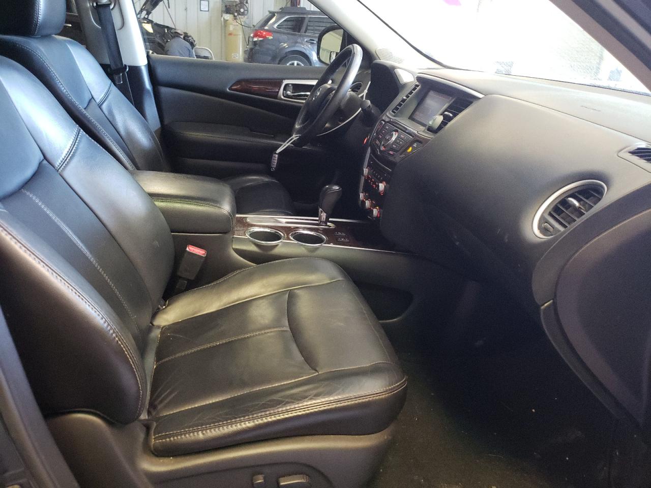 Photo 5 from auction – 2013 NISSAN PATHFINDER with VIN 5N1AR2MN1DC686514