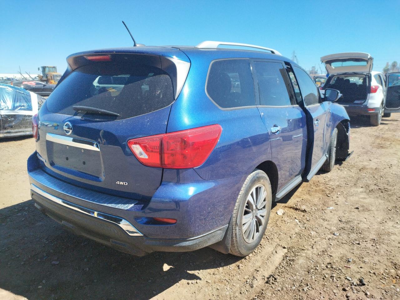 Photo 4 from auction – 2017 NISSAN PATHFINDER with VIN 5N1DR2MM3HC675878