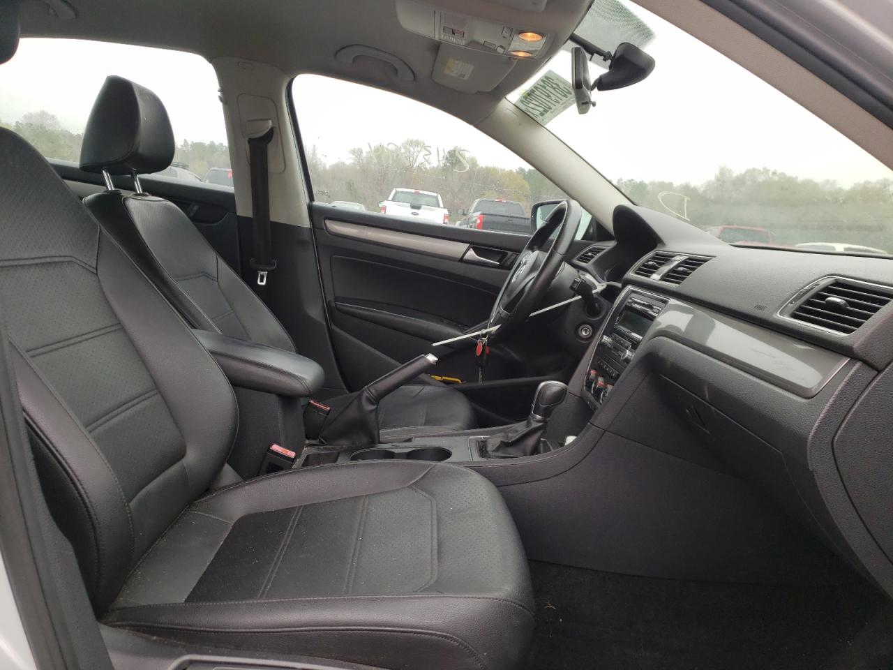 Photo 5 from auction – 2015 VOLKSWAGEN PASSAT S with VIN 1VWAT7A32FC067068