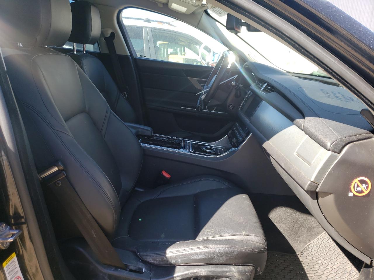 Photo 5 from auction – 2016 JAGUAR XF PREMIUM with VIN SAJBJ4BVXGCY23907