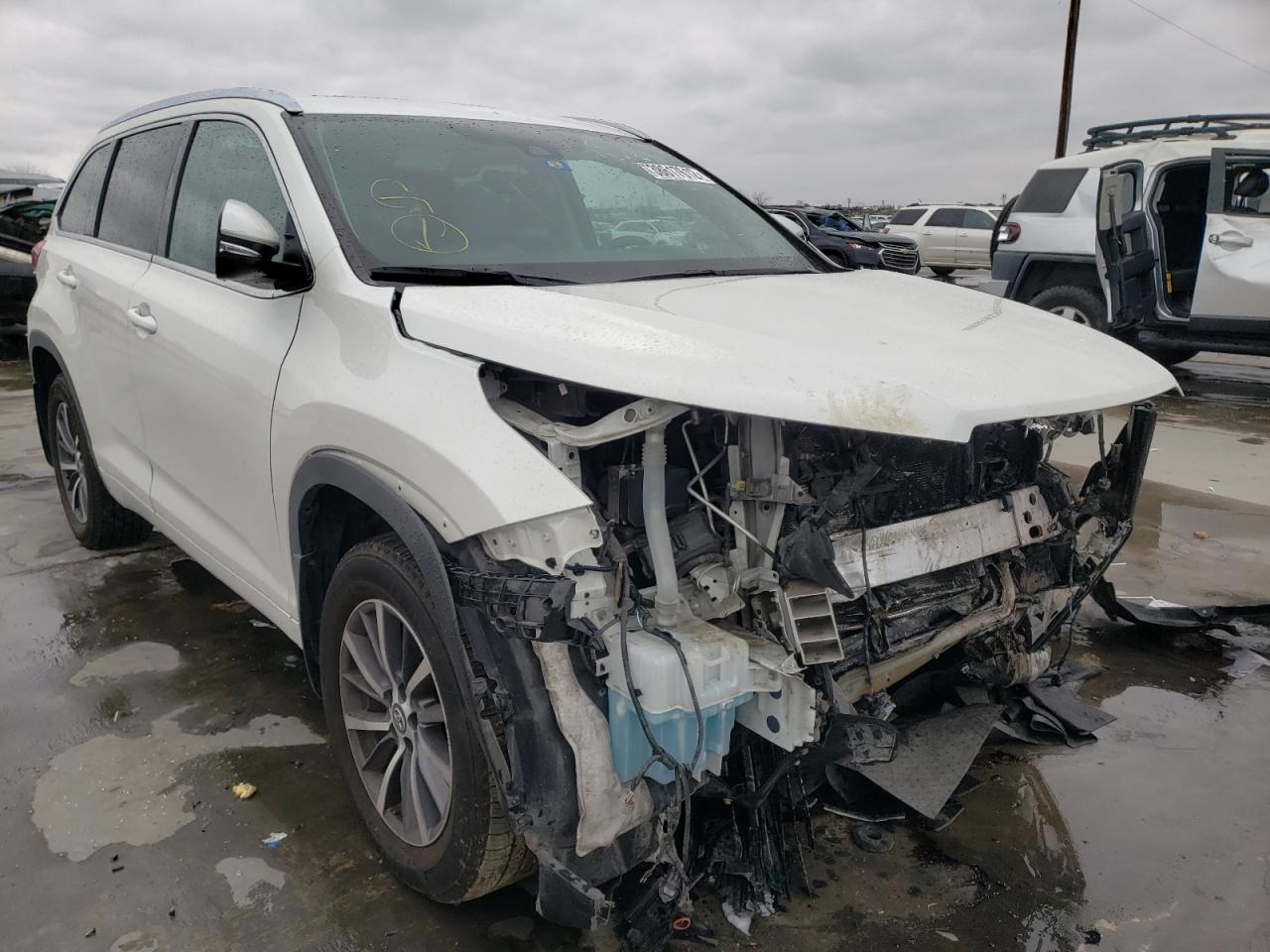 TOYOTA HIGHLANDER 2017 with VIN 5TDKZRFHXHS516066 - Photo from auction