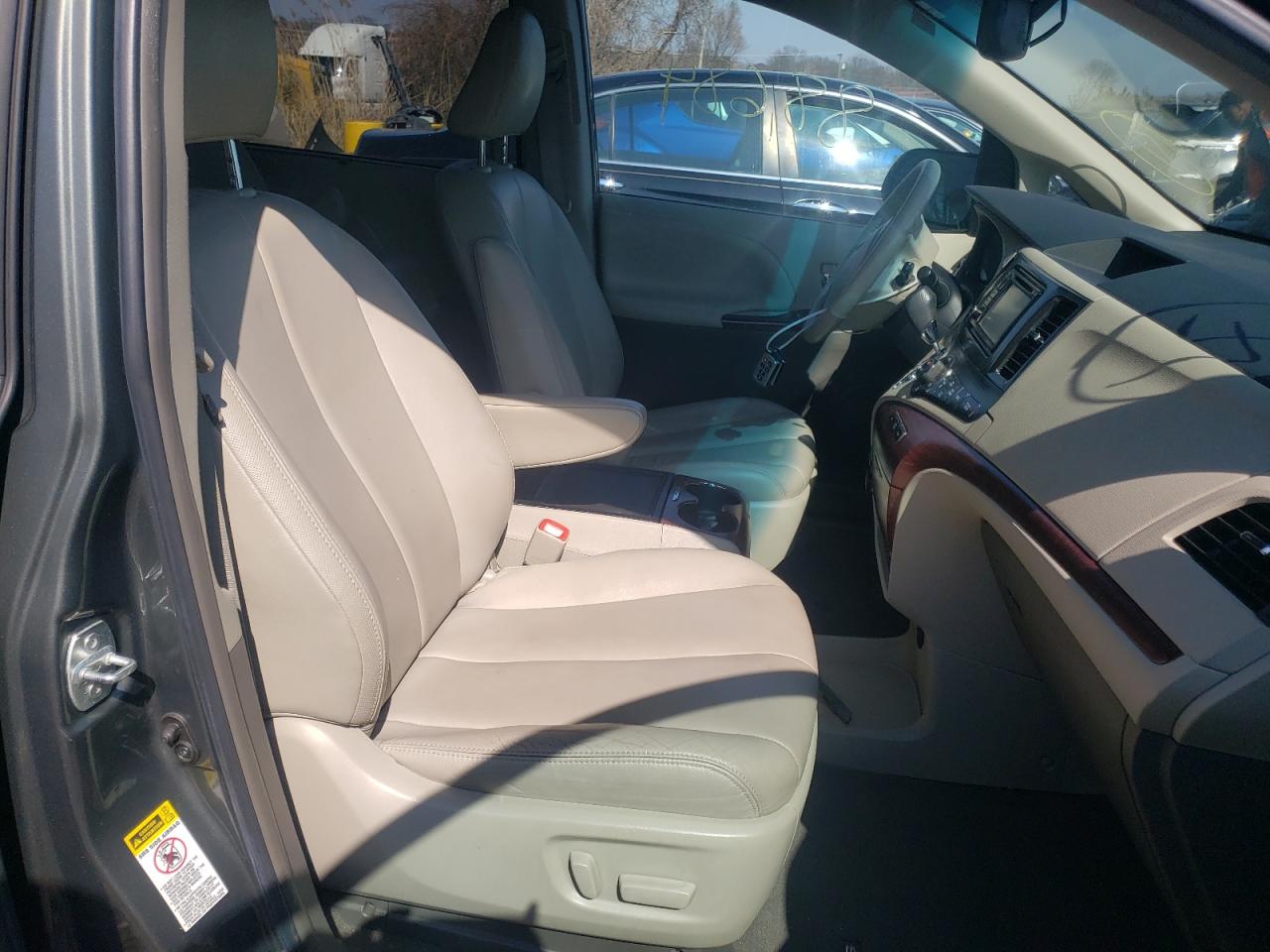 Photo 5 from auction – 2013 TOYOTA SIENNA XLE with VIN 5TDYK3DC7DS334550