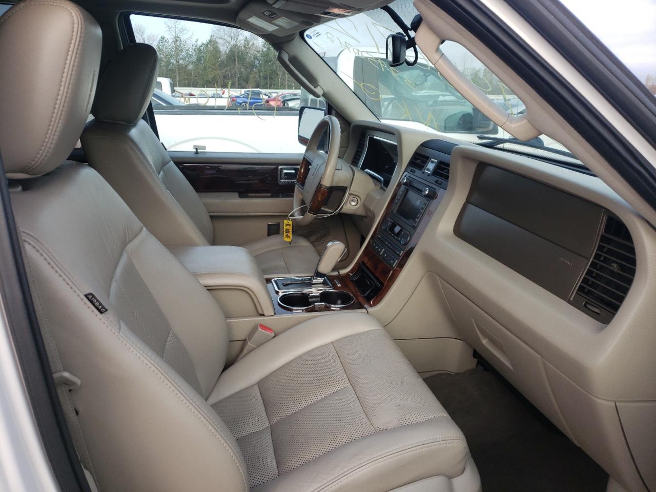 Photo 5 from auction – 2011 LINCOLN NAVIGATOR with VIN 5LMJJ3H57BEJ09928