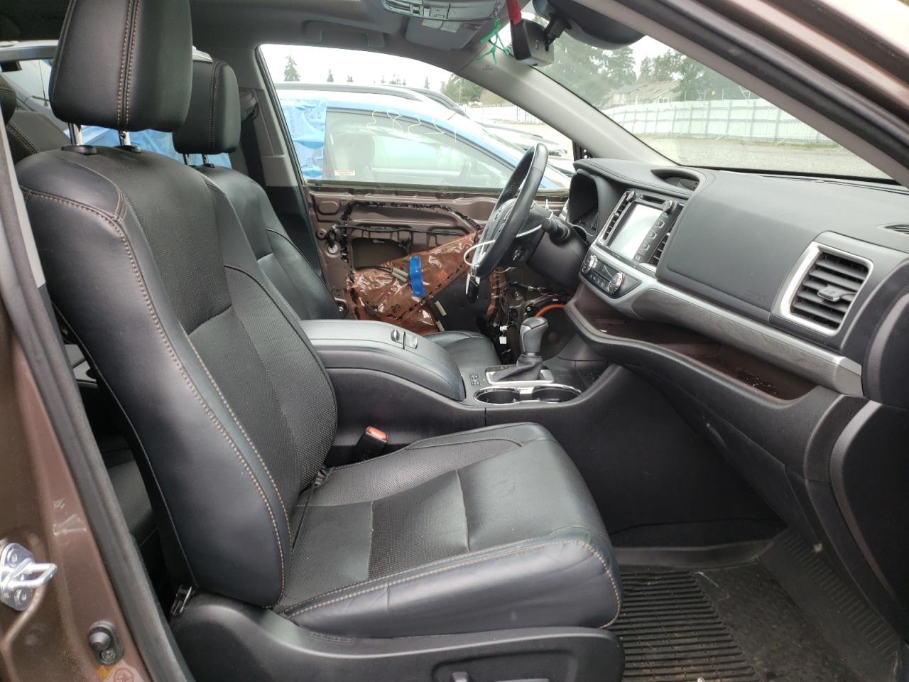 Photo 5 from auction – 2017 TOYOTA HIGHLANDER with VIN 5TDDZRFH8HS418761