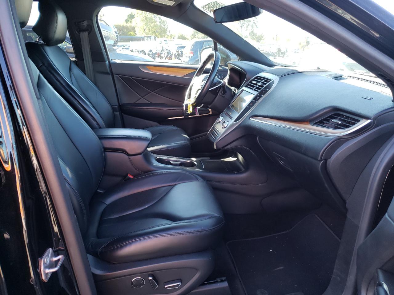Photo 5 from auction – 2018 LINCOLN MKC SELECT with VIN 5LMCJ2C93JUL22098