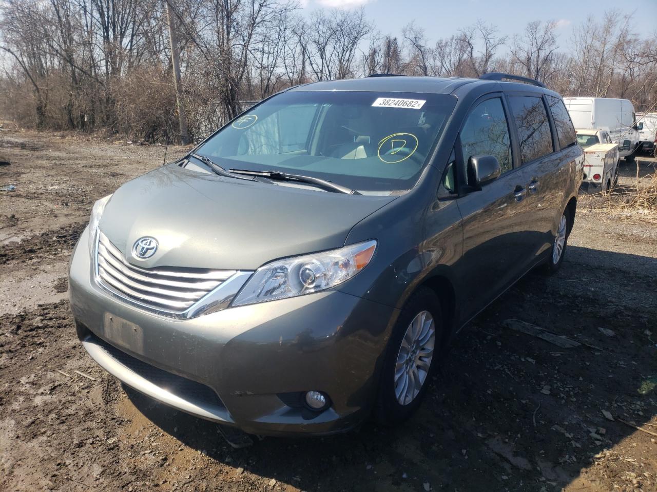 Photo 2 from auction – 2013 TOYOTA SIENNA XLE with VIN 5TDYK3DC7DS334550
