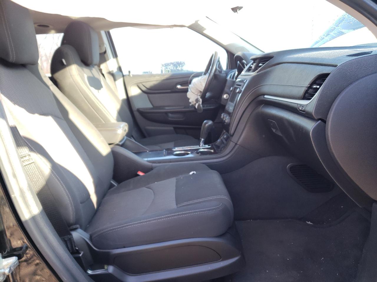 Photo 5 from auction – 2017 CHEVROLET TRAVERSE L with VIN 1GNKVGKD2HJ320954