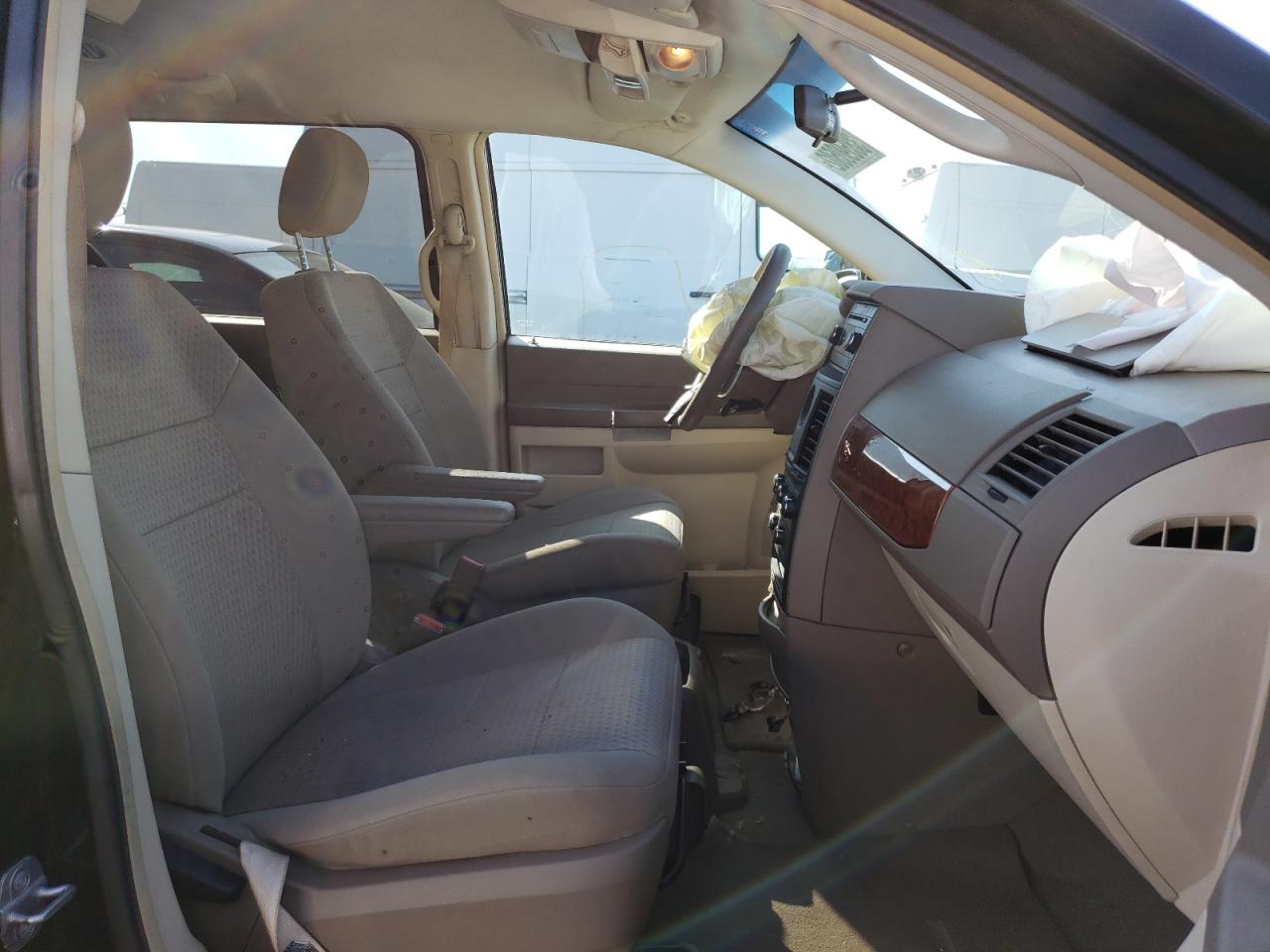 Photo 5 from auction – 2008 CHRYSLER TOWN & COU with VIN 2A8HR44H08R788191