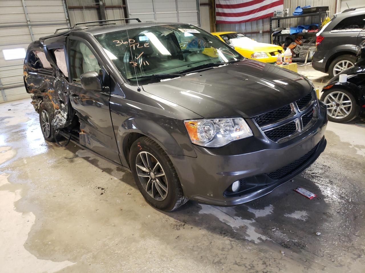 DODGE GRAND CARA 2017 with VIN 2C4RDGCG6HR639434 - Photo from auction