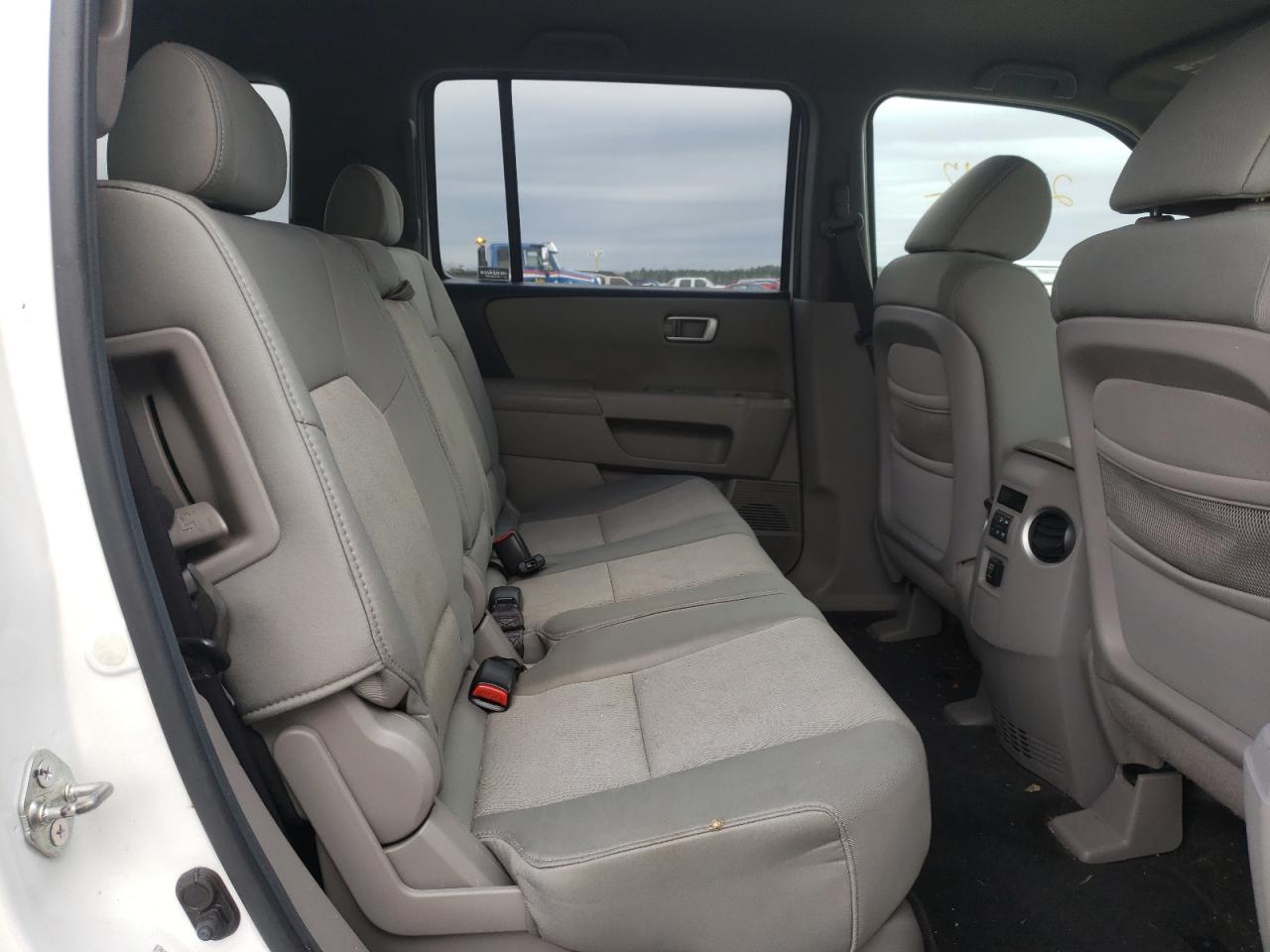 Photo 6 from auction – 2010 HONDA PILOT LX with VIN 5FNYF3H27AB016529