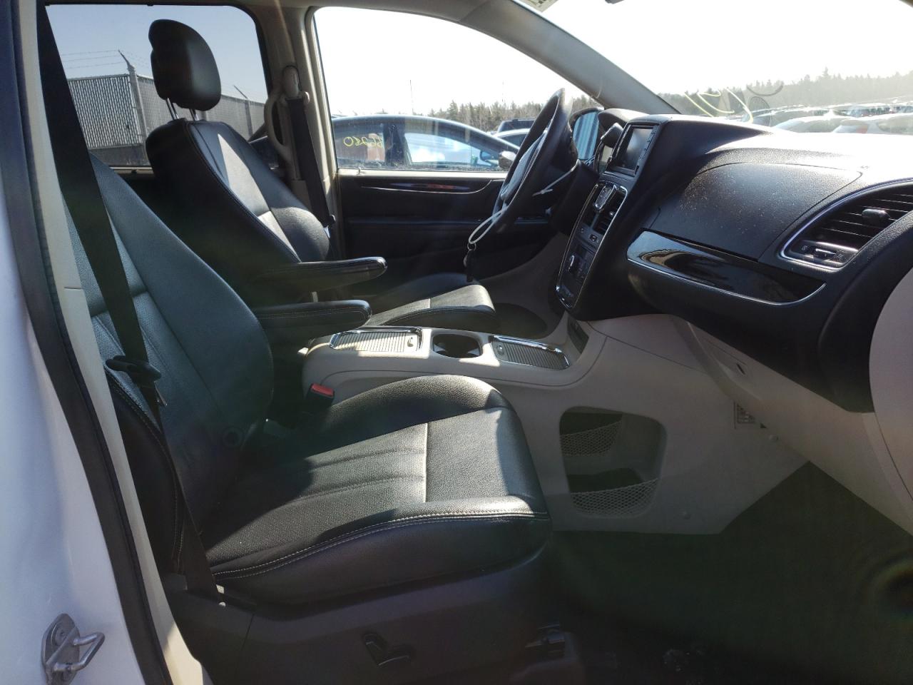 Photo 5 from auction – 2016 CHRYSLER TOWN & COU with VIN 2C4RC1CG0GR285375