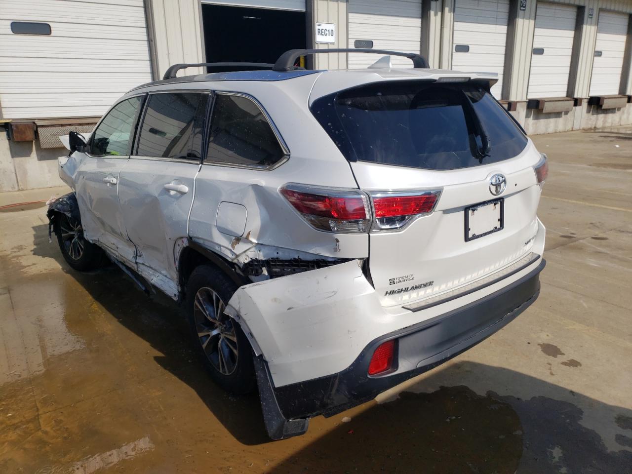 Photo 3 from auction – 2016 TOYOTA HIGHLANDER with VIN 5TDJKRFH2GS346882