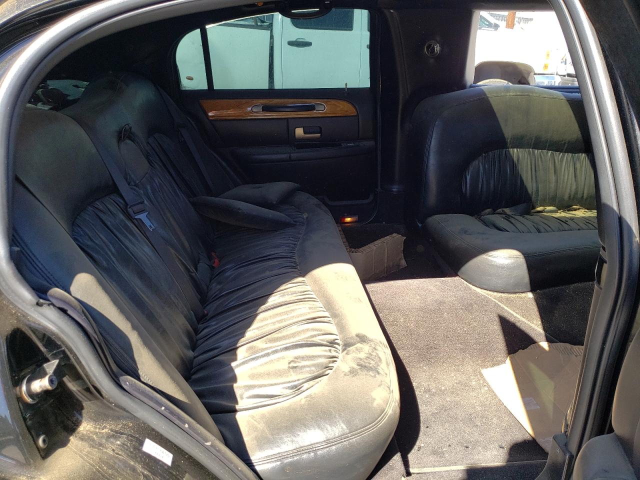 Photo 6 from auction – 2005 LINCOLN TOWN CAR E with VIN 1L1FM88W25Y649780