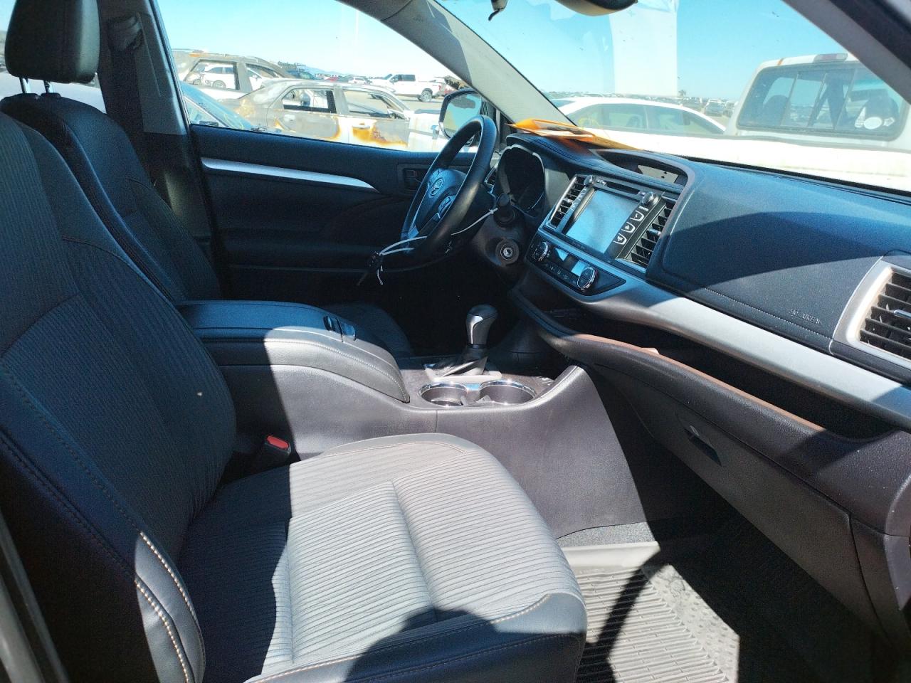 Photo 5 from auction – 2019 TOYOTA HIGHLANDER with VIN 5TDBZRFH1KS735120