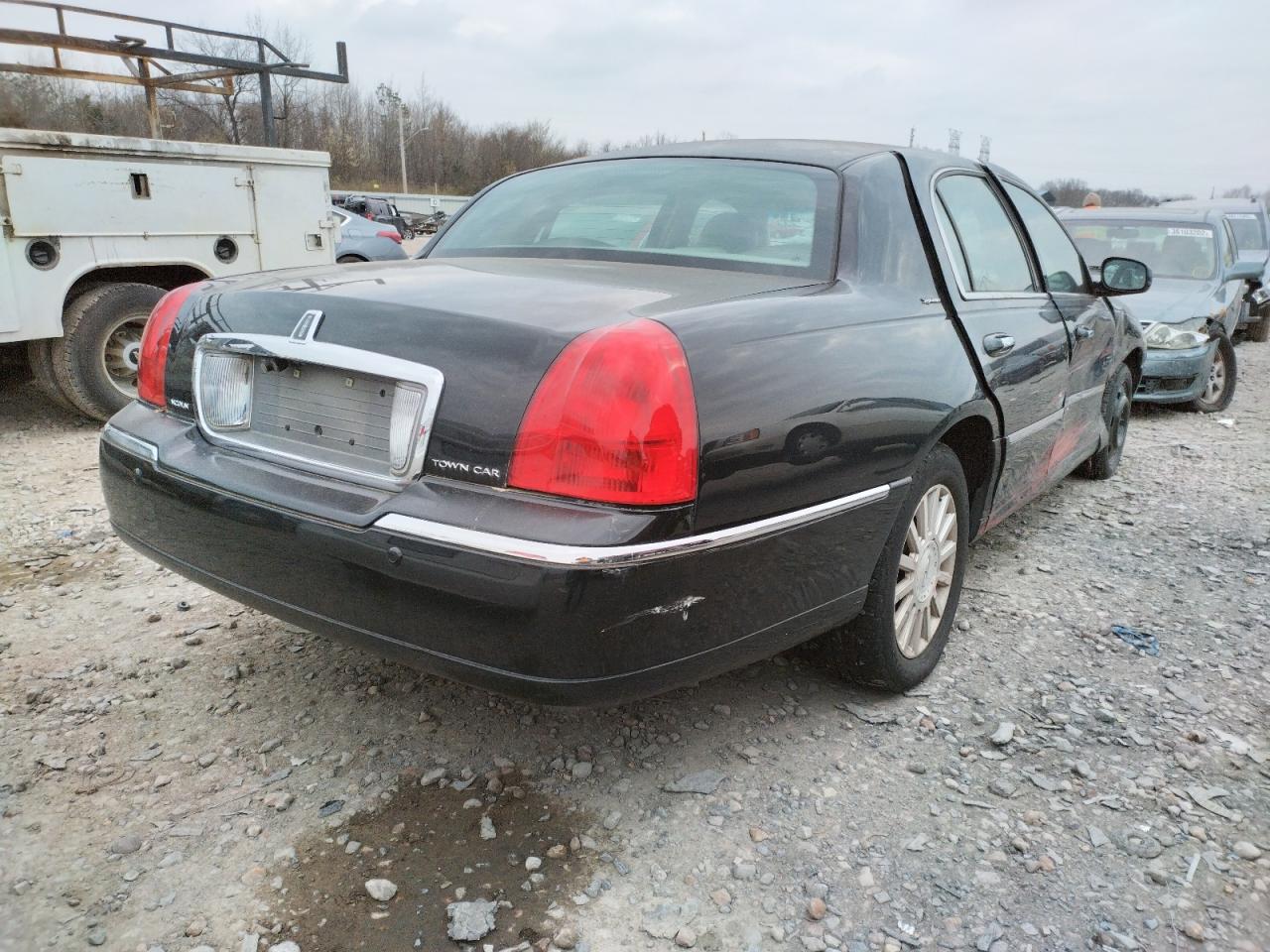 Photo 4 from auction – 2004 LINCOLN TOWN CAR E with VIN 1LNHM81W14Y669356