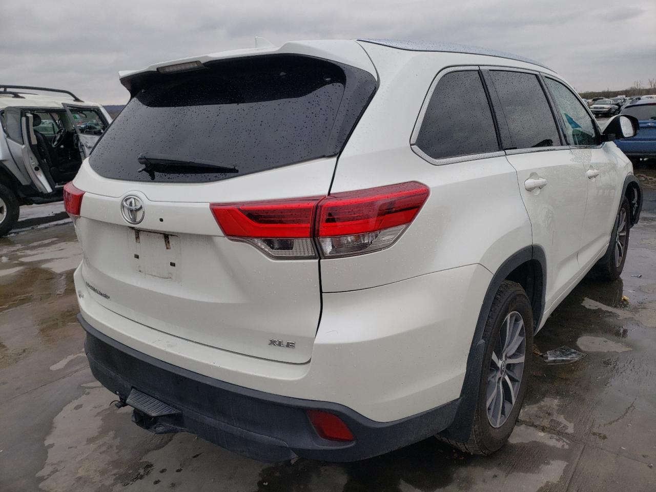 Photo 4 from auction – 2017 TOYOTA HIGHLANDER with VIN 5TDKZRFHXHS516066