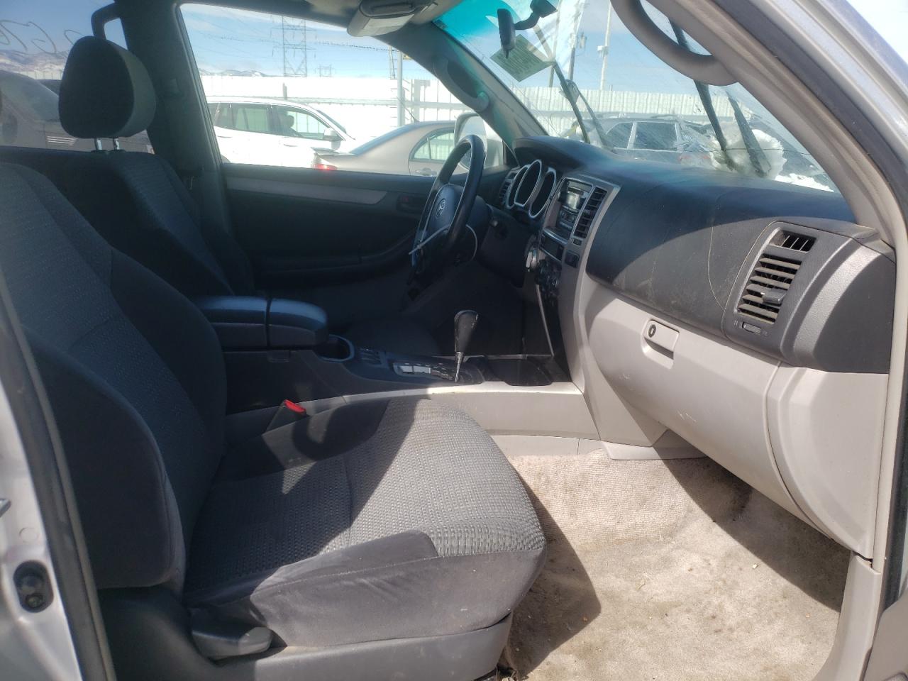 Photo 5 from auction – 2003 TOYOTA 4RUNNER SR with VIN JTEBT14R730027937