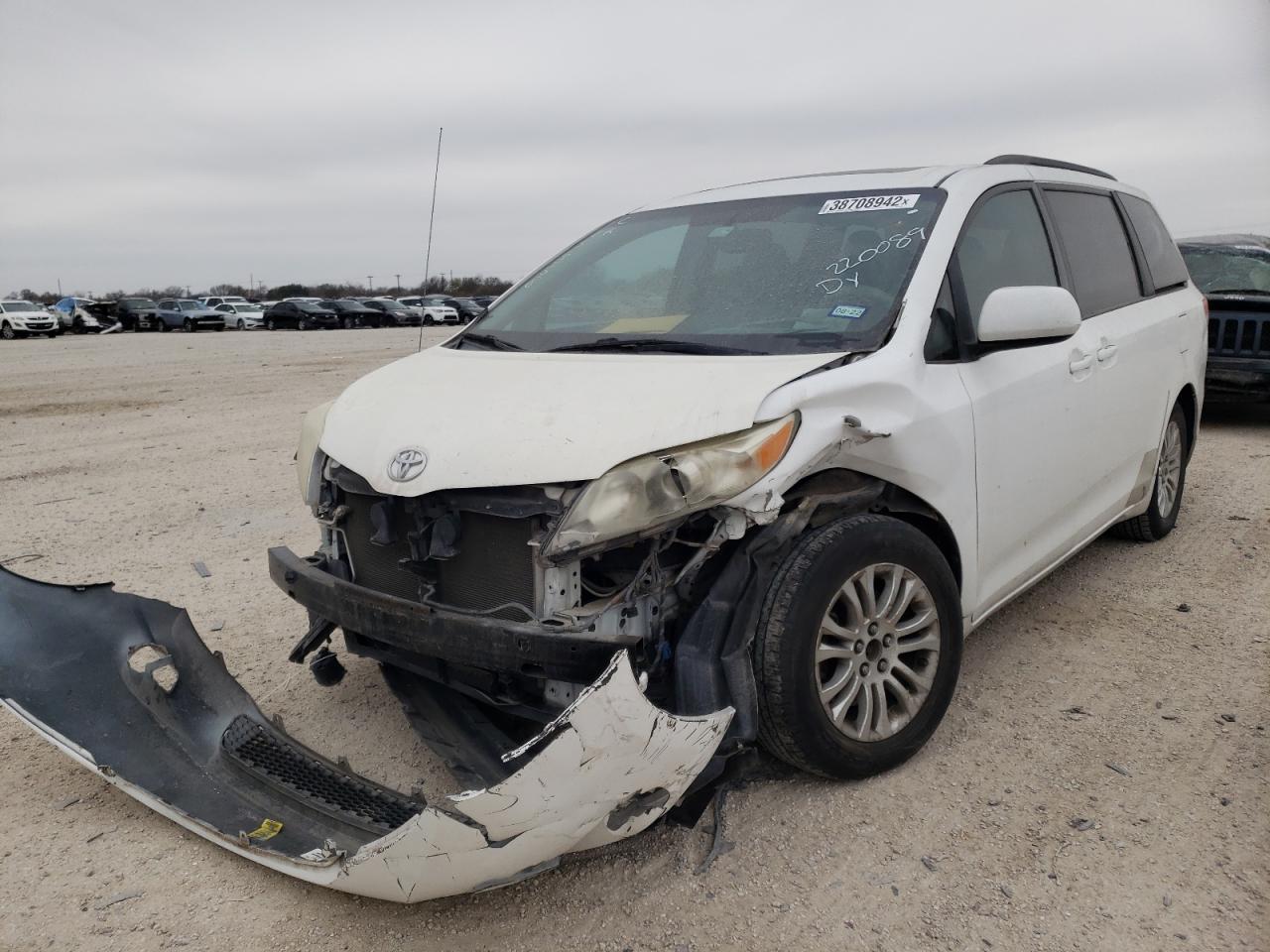 Photo 2 from auction – 2011 TOYOTA SIENNA XLE with VIN 5TDYK3DC2BS120921