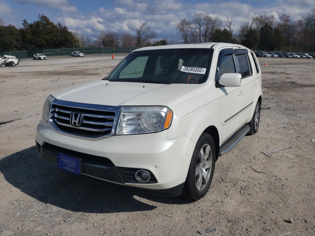 Photo 2 from auction – 2015 HONDA PILOT TOUR with VIN 5FNYF4H95FB011307
